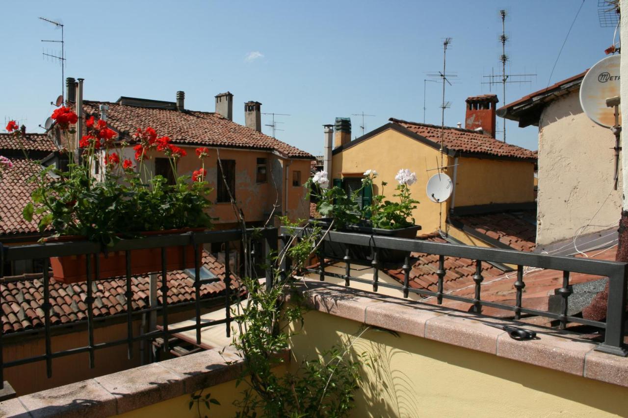 Alloggio Incantevole Sui Tetti Di Bologna Bagian luar foto